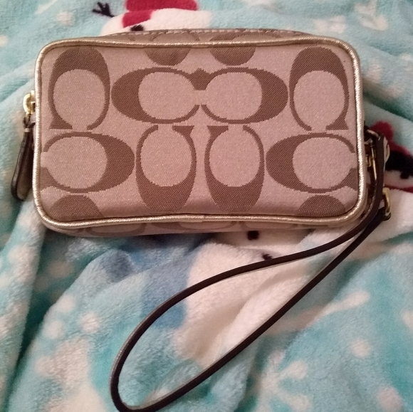 ๐ Coach Daisy Pop C Applique Wristlet. RARE!!!! - Picture 2 of 7